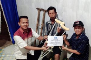 Ketua LPD tamiang sasy kapur, ST didampingi sekretaris, putra husman ariga mengunjungi salah satu penyandang disabilitas dan sekaligus memberikan bantuan berupa tongkat, Senin (01/02/2021).